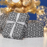 Retrosvart, vitt hexagonalt geometriskt mönster presentpapper<br><div class="desc">Elegant återför vintage,  vitt och svart snöflingor och geometrisk sexkantig dekorativ mönster-presentförpackning som omsluter papper. Underbar för födelsedagar,  firande,  jul och helgdagar.</div>