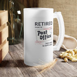 Retrött Postal Worker Pension Mailman Funny Frostat Ölglas<br><div class="desc">Cute och lustig pension-gåva till en postarbetare. Postkontorets tema är utformat med text som säger "Tillbakadraget från postkontoret". Varje timme är lycklig timme" i svart modern typografi. Perfekt pension-gåva till ett transportföretag i brev på deras pension</div>