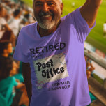 Retrött Postal Worker Pension Mailman Funny T Shirt<br><div class="desc">Lönsam utformning av pension för en postarbetare. I den moderna typografin står det i denna moderna brevmansgag: "Indragen från postkontoret varje timme är Lycklig-timmen". Perfekt-delgåva till ditt företag i brev</div>