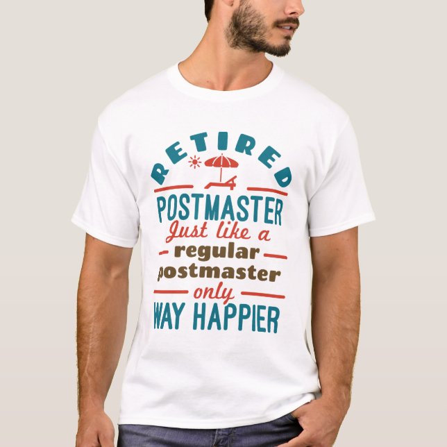 Retrött Postmaster Funny Pension Happier T Shirt (Framsida)