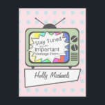 Retrovykort: Stanna....Grönt TV-uppsättning Vykort<br><div class="desc">Ett vykort med en ljus rosa bakgrund med liten ljusblå polka dots. Retro inspirerade till en illustration av en grönt-TV-apparat med kaninörantenner och ett test skärm. I texten på TV står det: "Håll ordning för ett viktigt meddelande från." Anpassa med ditt namn på vitt avsnitt under TV. Leta efter matchande...</div>