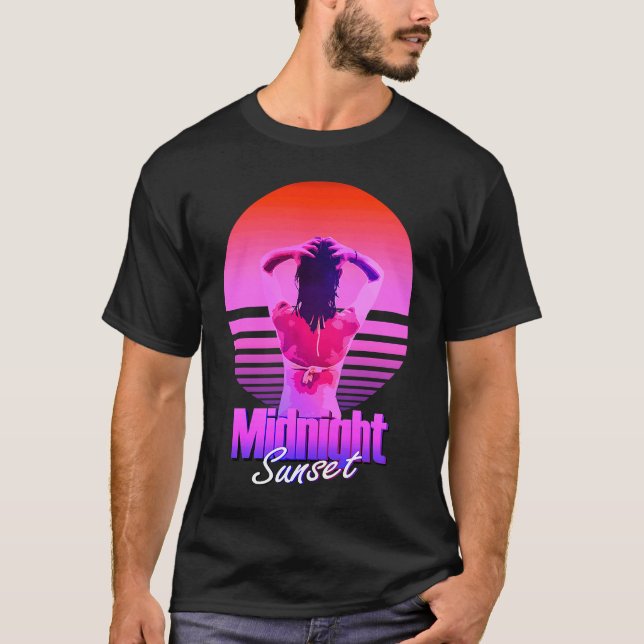 Retrowave Midnight Sunset Girl In The Sea T Shirt (Framsida)