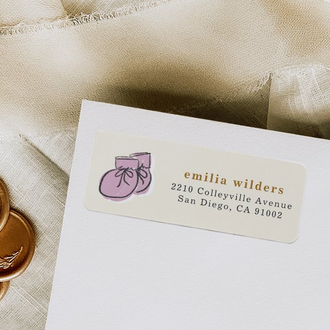 Returadress för babykläder i Baby Booty med vatten Returadress Etikett (Purple baby booties baby shower return address labels.)