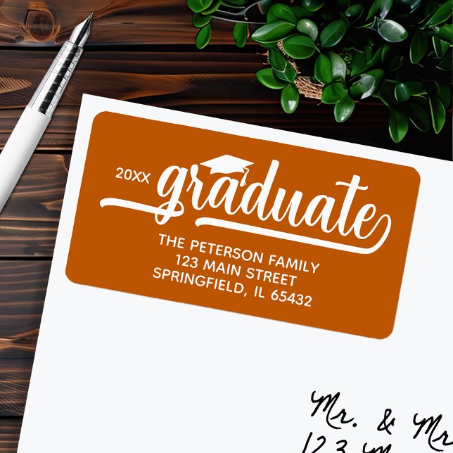 Returadress för bränd Orange av studentmössa Adressetikett (Graduation script burnt orange return address labels, 2.375" x 1.25", 18 labels per sheet)