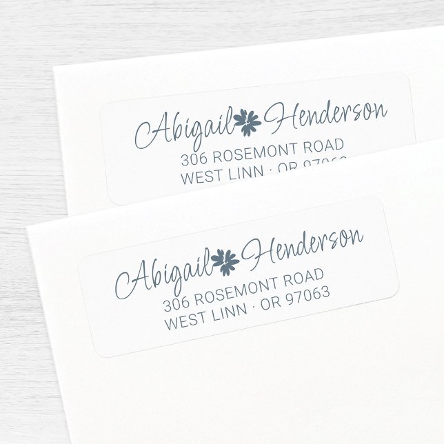Returadress för Dusty Blue Daisy Blommigt, elegant Etikett (Modern minimalist return address label template with handdrawn name and dusty blue floral element.)
