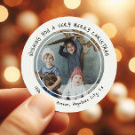 Returadress för fotojul i anpassningsbar-familjen runt klistermärke<br><div class="desc">En adressetikett för anpassningsbarnas fotoreturadress. Utformningen innehåller ett foto som du själv väljer,  familjen namn och adress.</div>