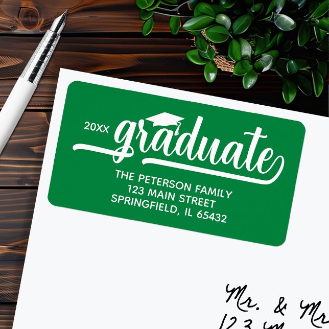 Returadress för Grönt av studentmössa Adressetikett (Graduation script green return address labels, 2.375" x 1.25", 18 labels per sheet)