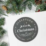 Returadress för julfamiljen i Rustic Chalkboard Runt Klistermärke<br><div class="desc">Anpassningsbarnas designade cirkulära returetiketter/klistermärken med klassisk årgång juldesign på kritbordsbakgrunden. Anpassa till familjen namn och adress. Perfekt för att dekorera helgdag,  DIY-gåvor och mycket annat!</div>