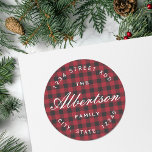 Returadress för Julrött Buffalo Check-familjen Runt Klistermärke<br><div class="desc">Anpassningsbar-designade cirkulära returetiketter/klistermärken med klassisk vintage stil-typografi på rödbuffel. Perfekt för att dekorera helgdag,  DIY-gåvor och mycket annat!</div>