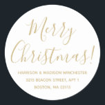 returadress för vitt skript i god jul guld runt klistermärke<br><div class="desc">God jul guld och den vita moderna anpassningsbarna manuslipset med kalligrafi av namn och adress personlig returadress julklistermärken. Helt anpassade faux guld text,  vit bakgrund. Elegant,  enkel,  modern design.</div>