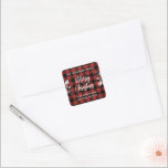 Returadressen Buffalo Check Holly God jul Fyrkantigt Klistermärke<br><div class="desc">Den här returadressetiketten för helgdag innehåller meddelandet "God jul" i vitt penselteckensnitt,  med vit holly löv och bär,  på en röd buffelbaksida. Anpassa med familjens namn ovanför och adress nedanför. Se våra samlingar för att matcha julkort och andra artiklar.</div>