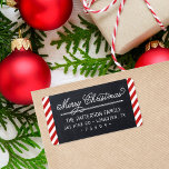 Returadressen Chalkboard och Rand jul Adressetikett<br><div class="desc">Anpassningsbar God jul returetiketter med faux chalkboard-bakgrund och rödstrimlad gräns. Anpassa den med din familj namn och returadress. Använda designen verktyg för att redigera texten typsnitt och färg eller lägga till egna foton för att skapa en unik helgdag-returetiketter.</div>