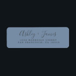 Returadressen elegant Vintage Blue Bröllop Returadress Etikett<br><div class="desc">Chic, modern och enkel returadressetikett för bröllop med namn i manuell skriptgrafi av icke-svart elegant på vintage blå bakgrund. Lägg bara till namn och adress. Enbart designad för dig av Lycklig Dolphin Studio. Kontakta oss på happydolphinstudio@outlook.com om du behöver hjälp eller matchande produkter. Vi är lycklig för att hjälpa dig...</div>