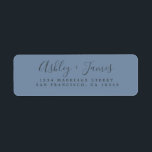 Returadressen elegant Vintage Blue Bröllop Returadress Etikett<br><div class="desc">Chic, modern och enkel returadressetikett för bröllop med namn i manuell skriptgrafi av icke-svart elegant på vintage blå bakgrund. Lägg bara till namn och adress. Enbart designad för dig av Lycklig Dolphin Studio. Kontakta oss på happydolphinstudio@outlook.com om du behöver hjälp eller matchande produkter. Vi är lycklig för att hjälpa dig...</div>