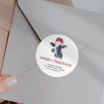 Returadressen Farm Santa Cow jul Runt Klistermärke<br><div class="desc">Kylgårdsetiketter för helgdag,  med en vattenfärgad ko som bär en tomathatt,  talesättet "god jul",  din familj namn och returadressen.</div>