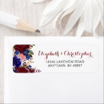 Returadressen Marsala Navy Personlig Blommigt  Returadress Etikett<br><div class="desc">En marsala och marinblå blommigt arrangemang dekorerar denna bröllop-adressetikett. Namn i bruden och brudgummen visas i elegant marsala-skriptteckensnitt,  med adress nedan i svart sans serif.</div>