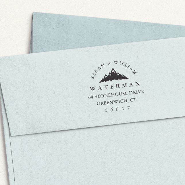 Returadressen med socklade bergstoppar i snö självfärgande stämpel (Skapare uppladdad)