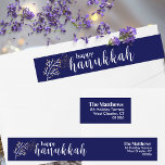 Returadressen Modern Script Blue & White Hanukkah Etikettband<br><div class="desc">Ett modernt skript i snyggten som ställs in mot en mörk blått bakgrund skapar en omringsetikett för Hanukkah-Returadressen som fångar upp öga. Storlek: Klassisk - 1 tum x 7, 25 tum Lakan med 24 självhäftande etiketter Mått: 7, 25 tum x 1 tum (per etikett) avsluta projektionsyta, lätt att skriva på...</div>