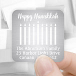 Returetiketter för textMenorah Faux Foil Fyrkantigt Klistermärke<br><div class="desc">Tillsätt ett kort för helgdag av chic avslutande beröring med dessa elegant vita och faux glansig returetiketter av silver / kuvertförseglingar. All text kan enkelt anpassas med namn och adress. Modern minimalistisk design har de tända ljusen i ett skript för menorah och snyggt och kalligrafi av stil typografi. Lycklig Hanukkah!...</div>