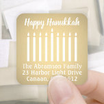 Returetiketter för textMenorah Faux Foil Fyrkantigt Klistermärke<br><div class="desc">Tillsätt ett kort för helgdag av chic avslutande beröring med dessa elegant vita och faux glansig returetiketter av guld / kuvertförseglingar. All text kan enkelt anpassas med namn och adress. Modern minimalistisk design har de tända ljusen i ett skript för menorah och snyggt och kalligrafi av stil typografi. Lycklig Hanukkah!...</div>