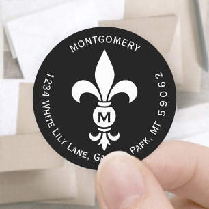 Returetiketter i Monogram Fleur De Lis Circle Runt Klistermärke