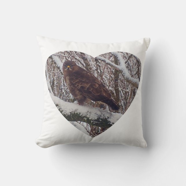 Reversible Buzzard on Snowy Gren in Heart Kudde (Framsida)