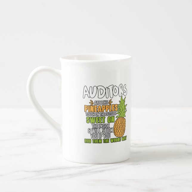 Revisorer är som ananas. benporslin mugg (Vänster)
