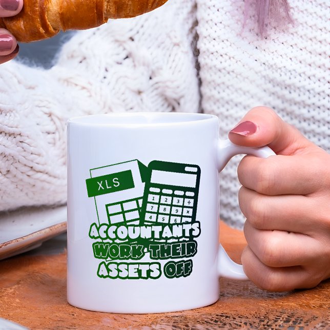 Revisorerna arbetar med sina tillgångar av roligt kaffemugg (Skapare uppladdad)