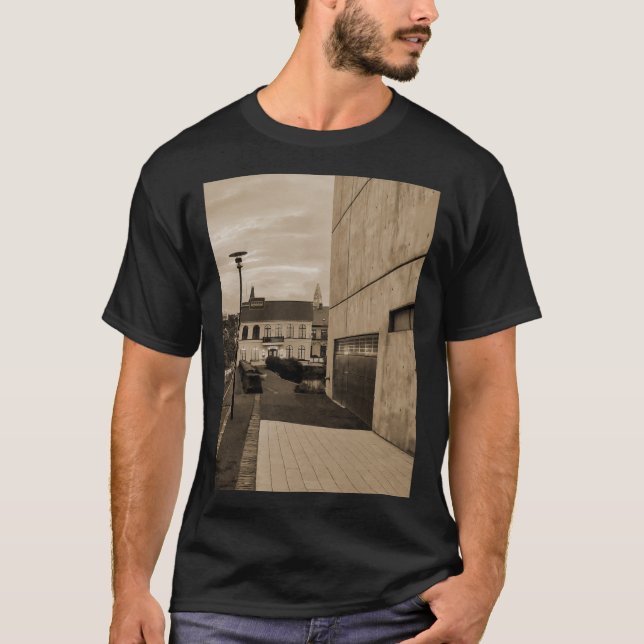 Reykjavik Icealnd Sepia Photograph Hallgrímskirkja T Shirt (Framsida)