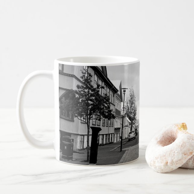 Reykjavik Island Street Scene Black and White Kaffemugg (Med munk)