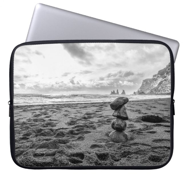 Reynisfjara Beach Cairn Laptop Fodral (Framsidan)
