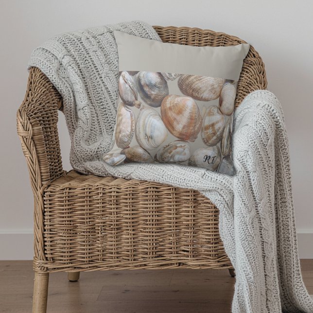 Rhode Island Quahog Clams Coastal Throw Pillow Kudde (Add a splash of Rhode Island with this casual Quahog Clam throw pillow! )