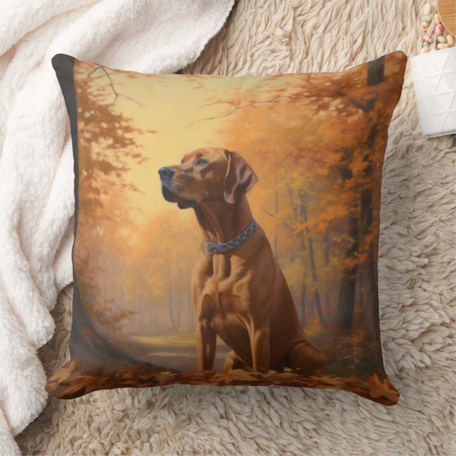 Rhodesian Ridgeback i höstlöv faller inspirerar Kudde (Filt)