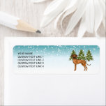 Rhodesian Ridgeback with Text Snowy Winter Forest Returadress Etikett<br><div class="desc">Desteis ursprungliga tecknad illustration av en söt Rhodesian Ridgeback-hund. Hund placeras på en vinterscen med tre gröntar nära träd och fallande snö. Bakgrunden är en blå till vit övertoning som ge kallets vintag. Vid sidan av hund finns det ett anpassbart textområde.</div>