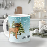 Rhodesisk återgång till Namn Snowy Winter Forest Kaffemugg<br><div class="desc">Desteis ursprungliga tecknad illustration av en söt Rhodesian Ridgeback-hund. Hund placeras på en vinterscen med tre gröntar nära träd och fallande snö. Bakgrunden är en blå till vit övertoning som ge kallets vintag. Det finns också ett textområde som kan anpassas efter namn.</div>