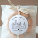 Richmond Skyline | Välkomstmeddelande för Bröllop Runt Klistermärke<br><div class="desc">En anpassningsbar välkomstklistermärken för ett bröllop som tar ställe i den vackra staden Richmond i Virginia.</div>