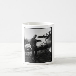 Rickenbacker som poserar med hans flygplan kaffemugg