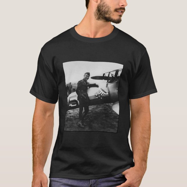 Rickenbacker som poserar med hans flygplan t shirt (Framsida)