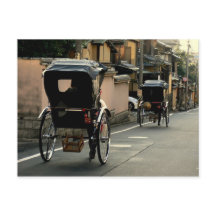 Rickshaws på gatorna av Kyoto i Japan