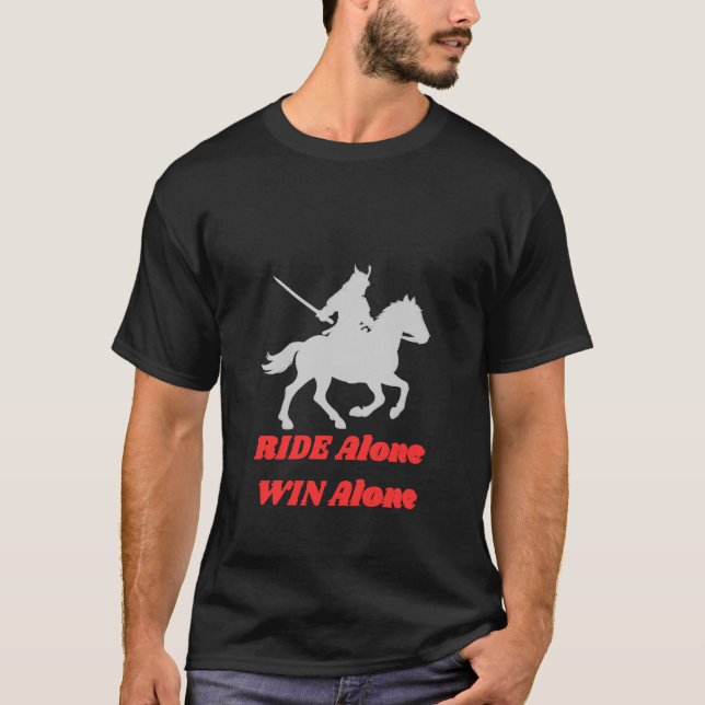 Rid ensam, vinn ensam Motiverande citatdesign | L T Shirt (Framsida)