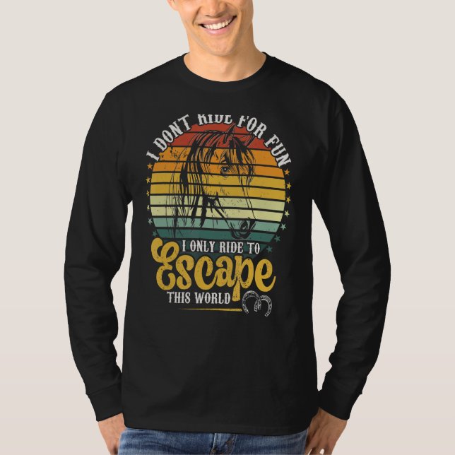 Rida hästar för att undkomma denna världskvinnos t shirt (Framsida)