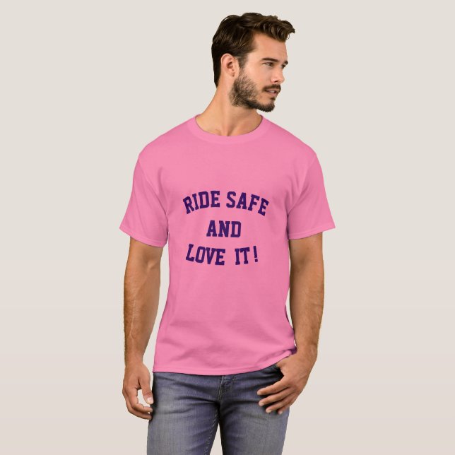 Rida kassaskåpet och älska den skjortan t-shirt (Hel framsida)