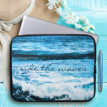 Ride av Vinkara citatet Hawaii Blue Ocean Photo Laptop Sleeve<br><div class="desc">"Ride the vågar" och påminna dig själv om den färska saltdoften av luft. Slappna av, andas och upplev den dramatiska turkoshalten vågar i Stilla havet med denna häpnadsväckande fotografi av Neoprene laptop sleeve med färgad. Laptop sleeve finns i tre storlekar: 15, 13 och 10 tum. Gör en underbar gåva till...</div>