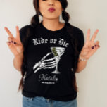 Ride eller Die Til Döde vi Party Bachelorette T Shirt<br><div class="desc">Få redo till party med ett gult mjöl med vår Personlig "Ride or Die" Shirt, designad för en "Til Death Do We Party", bachelorette firande. Den här skjortan är perfektens val för en gotsk bröllop-bachelorette-fest, med ett fetstiskt skelettbridgrafik och en lekfull slogan "til death do us party". Mörken, utformningen av...</div>