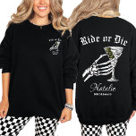 Ride eller Die Til Döde vi Party Bachelorette T Shirt<br><div class="desc">Fira din vild med Ride eller Die Til Död Do We Party Bachelorette CrewnackSweatshirt, det ultimata valet för en gotisk bachelorette bash. Med en vågad skeletthand som håller ett martinistiskt glas blandar den här personligen en skjorta perfekt med spooky vibes med lekfull elegans. Vare sig du är den blivande bruden...</div>