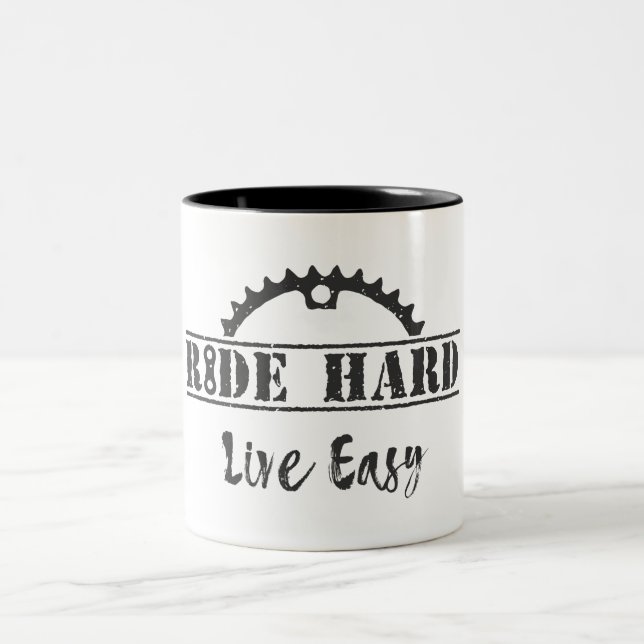 Ride Hard Live Easy Cycling Två-Tonad Mugg (Center)