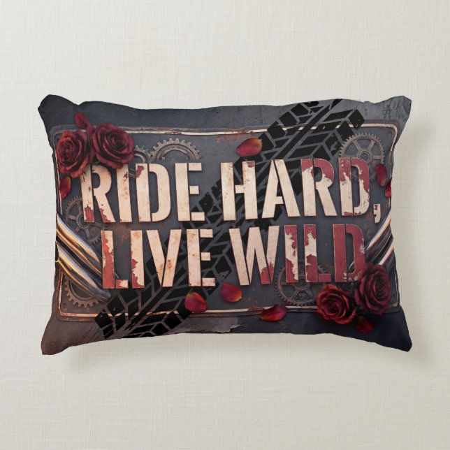 ride hard, live wild prydnadskudde (Framsidan)