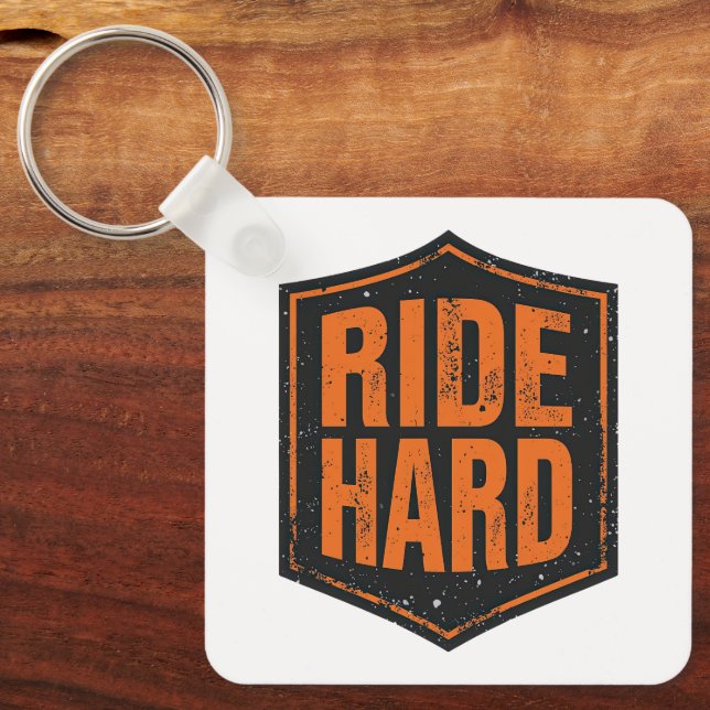 "Ride Hard" Rustic Biker Emblem Nyckelring (Framsida)
