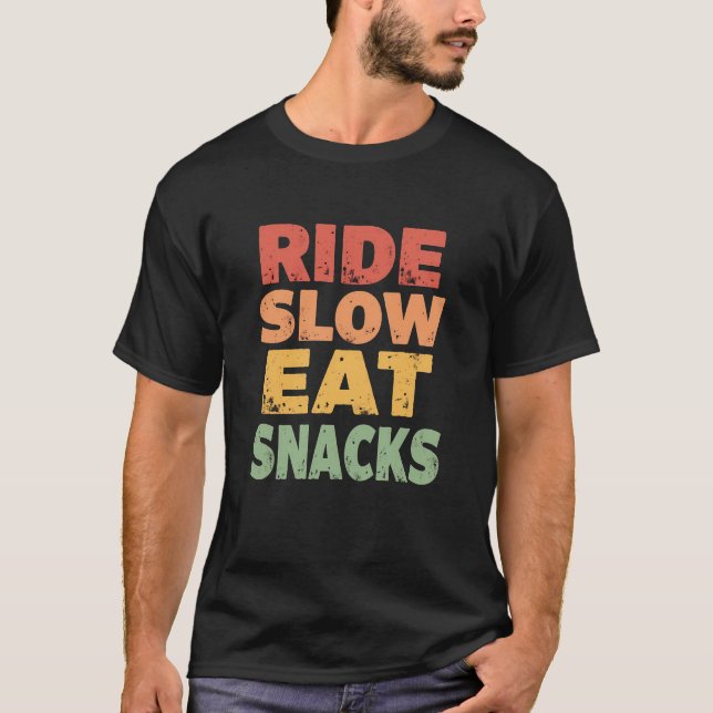 Ride Slow Eat Snacks - Funny Cyclist-citat T Shirt (Framsida)