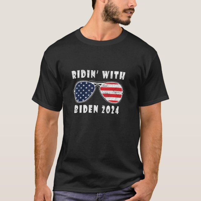 Ridin med Biden 2024 US Flagga Joe Aviator Sunglas T Shirt (Framsida)